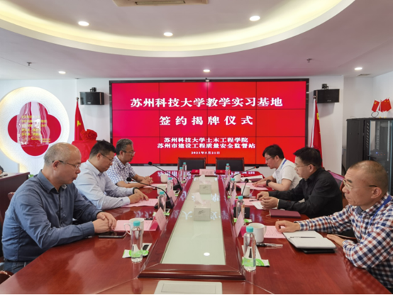 一群人在餐厅用餐描述已自动生成 一群人在餐厅用餐描述已自动生成